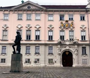 Verwaltungsgerichtshof: Eine Beeintr&auml;chtigung der Fahrt&uuml;chtigkeit durch Suchtgift (&sect; 5 Abs. 1 StVO) liegt bereits vor, wenn sie durch den Suchtgiftkonsum zumindest mitverursacht ist und im &Uuml;brigen auf einer Kombination mit anderen Faktoren &ndash; z. B. Krankheit oder &Uuml;berm&uuml;dung &ndash; beruht
