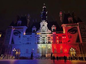 Das anl&auml;sslich der Gedenkfeier beleuchtete Rathaus von Paris