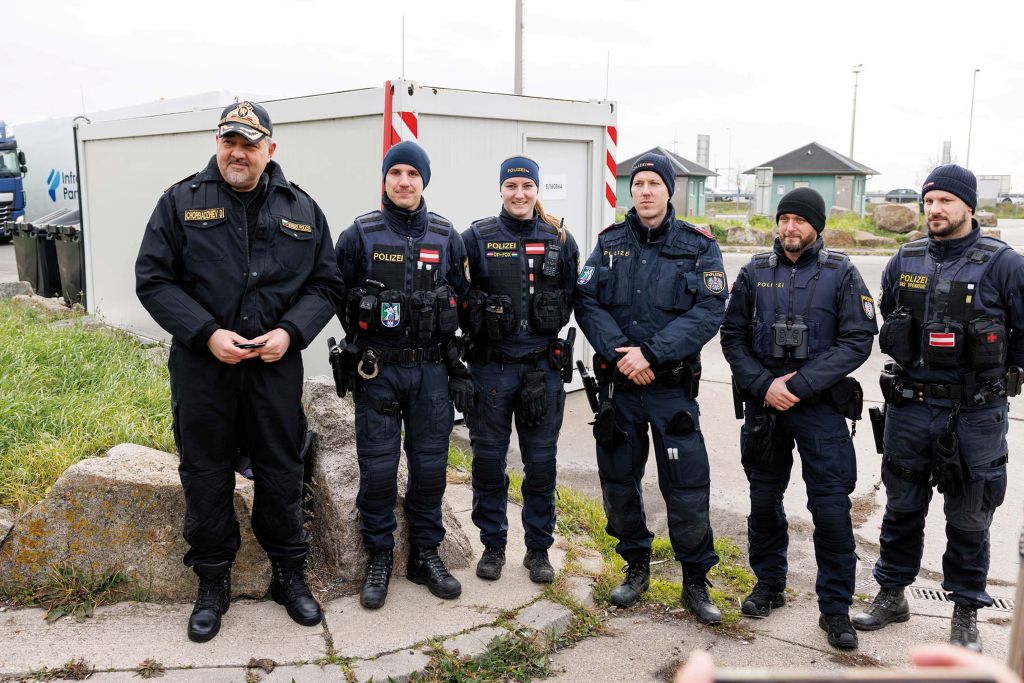 Bilaterale kooperation: &Ouml;sterreichische und ungarische Polizeibedienstete arbeiten in der Schleppereibek&auml;mpfung zusammen