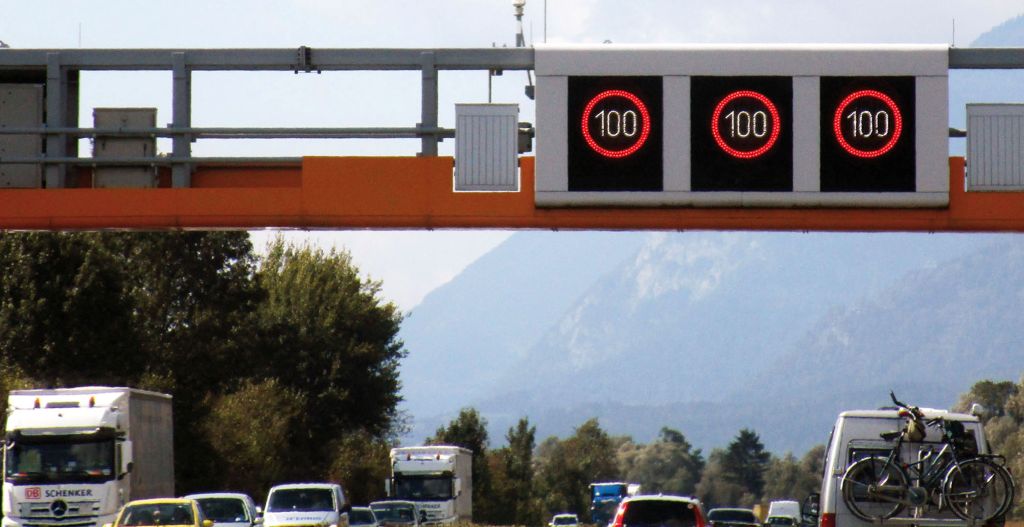 &Uuml;berkopfanzeige auf Autobahnen: Die mehrfache Anzeige identischer Vorschriftszeichen auf Anbringungsvorrichtungen ist im Sinne der Verkehrssicherheit zul&auml;ssig und beeintr&auml;chtigt als solche nicht deren geh&ouml;rige Kundmachung