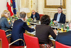 Arbeitsgespr&auml;ch mit dem stellvertretenden Generaldirektor f&uuml;r &ouml;ffentliche Sicherheit und Schengenkoordinator der Europ&auml;ischen Kommission Olivier Onidi (oben rechts) im Bundesministerium f&uuml;r Inneres