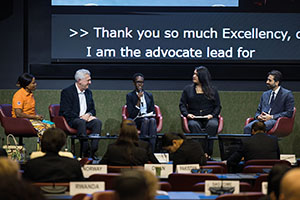 Global Refugee Forum: Cecile Pango Losamandjo (Women for Action), Filippo Grandi (Hoher Fl&uuml;chtlingskommissar der Vereinten Nationen), Monicah Malith (Netzwerk f&uuml;r gefl&uuml;chtete Studierende an Hochschulen), Krista Bel&eacute;n Rivas Gutierrez (Interessenvertretung von Organisationen f&uuml;r Fl&uuml;chtlinge in Lateinamerika und der Karibik), Majdi Laktinah (Fl&uuml;chtlingsberater)