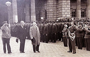 Jubil&auml;umsfeier &bdquo;100 Jahre Gendarmerie&ldquo; 1949 in Wien: Gendarmeriezentralkommandant Emanuel Stillfried-Rathenau und Bundespr&auml;sident Karl Renner