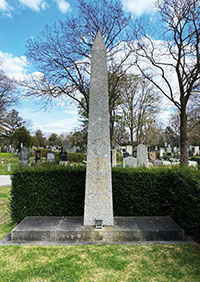 Obelisk im Wiener Zentralfriedhof mit den Namen der get&ouml;teten Polizisten der Gr&uuml;ndonnerstagsrevolte 1919