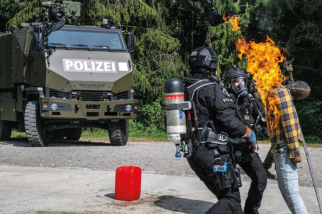 Polizei im L&ouml;scheinsatz: Die Schutzausr&uuml;stung der St.Gallener Polizei mit ballistischer Schutzweste, Brandschutzausr&uuml;stung und Atemschutzger&auml;t wiegt rund 35 kg