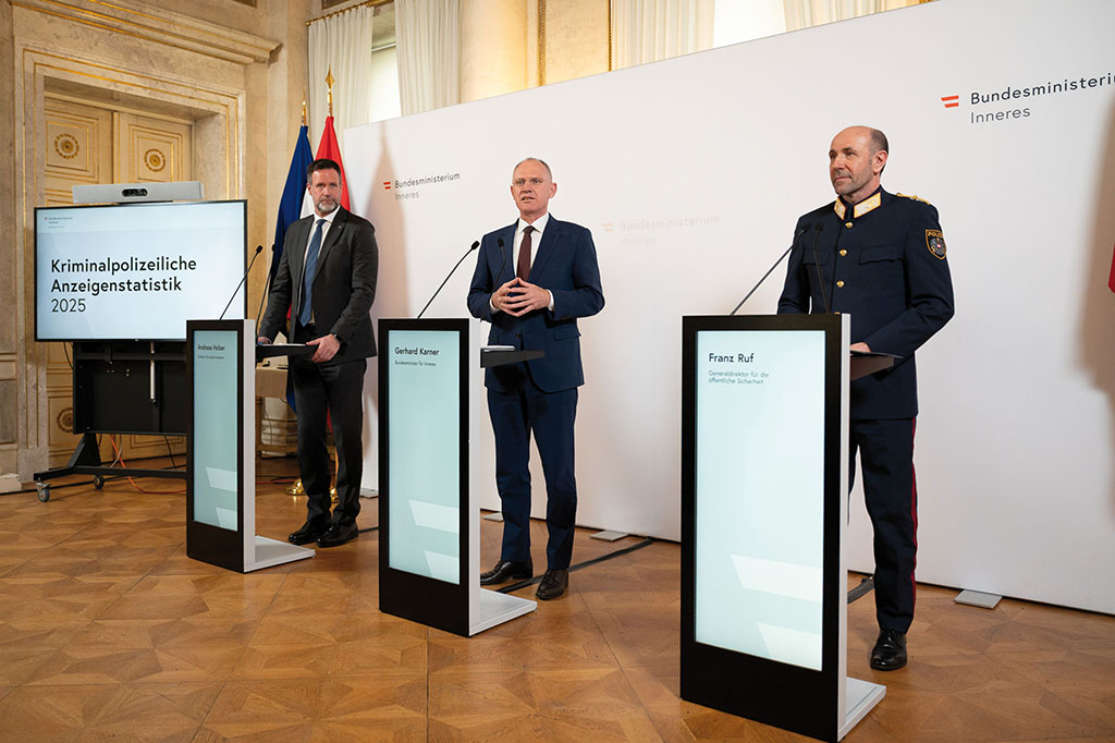 Pr&auml;sentation der kriminalpolizeilichen Anzeigenstatistik: Andreas Holzer, Direktor des Bundeskriminalamts, Innenminister Gerhard Karner, Generaldirektor f&uuml;r die &ouml;ffentliche Sicherheit Franz Ruf