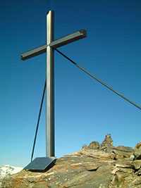 2005 aufgestelltes Gipfelkreuz mit Gedenktafel auf dem Kleinen Hafner