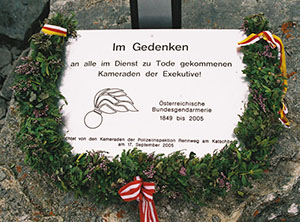 Gedenktafel vor dem Gipfelkreuz auf dem Kleinen Hafner