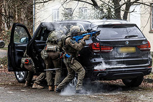 Polizeispezialkr&auml;fte trainieren auf dem Gel&auml;nde komplexe Einsatzlagen