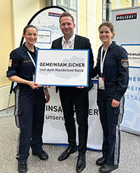 Gemeinsam.Sicher mit dem Handelsverband: Handelsverbands-Gesch&auml;ftsf&uuml;hrer Rainer Will und Polizistinnen