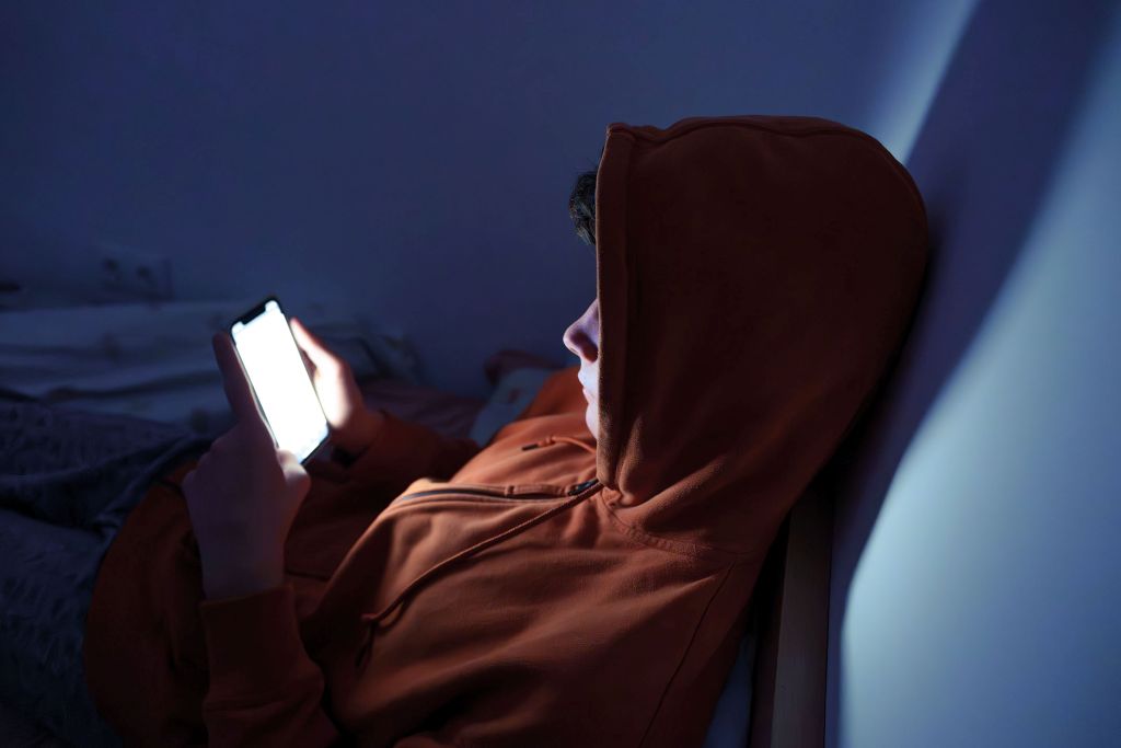 Immer j&uuml;ngere Menschen geraten &uuml;ber soziale Netzwerke, Messenger-Dienste und digitale Plattformen in den Einflussbereich extremistischer Akteurinnen und Akteure