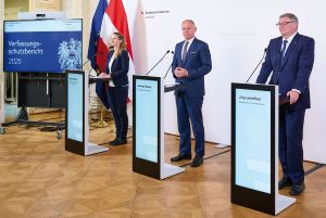 Pr&auml;sentation des Verfassungsschutzberichts: DSN-Direktorin Sylvia Mayer, Innenminister Gerhard Karner, Staatssekret&auml;r J&ouml;rg Leichtfried