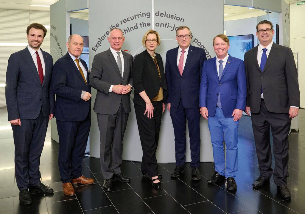 Er&ouml;ffnung der Ausstellung &bdquo;The Vicious Circle&ldquo; im BMI: Stephan Mlczoch, Wolfgang Sobotka, Gerhard Karner, Maiken Umbach, David Roet, Graham Fisher, Oskar Deutsch