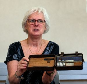 KGB-Spionin Heidi Thiel mit einem Necessaire mit Geheimfach