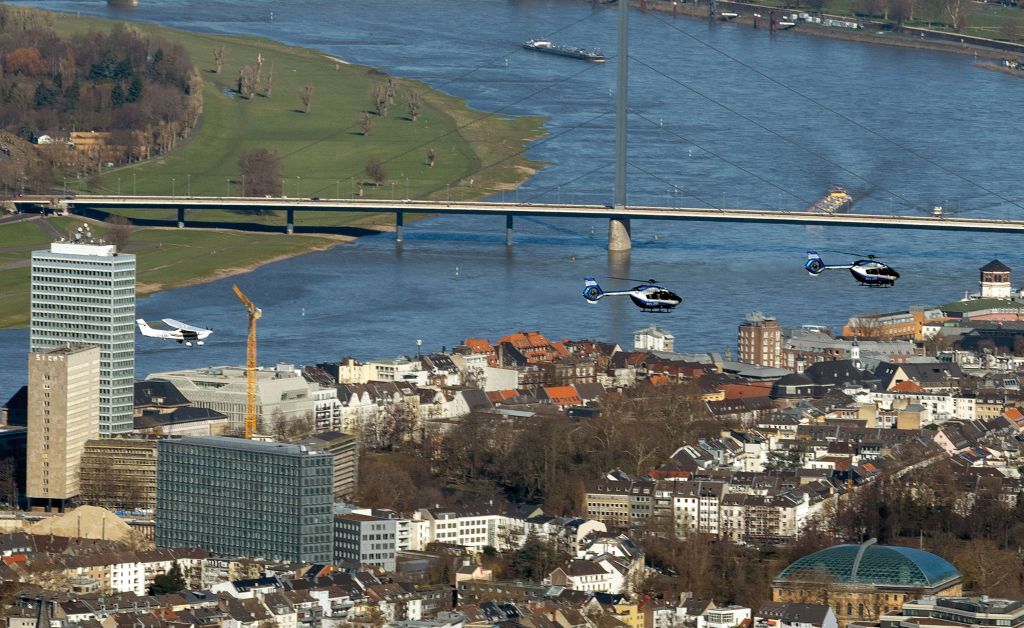 Polizeifliegerstaffel Nordrhein-Westfalen: Zwei Airbus-Hubschrauber und eine Cessna fliegen &uuml;ber die D&uuml;sseldorfer Innenstadt