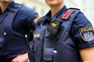 Bodycams dokumentieren kritische Situationen, schaffen Rechtssicherheit und k&ouml;nnen durch ihre pr&auml;ventive Wirkung Eskalationen verhindern