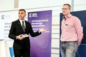 Marlon Possard und Markus Zeppenfeld diskutierten &uuml;ber Chancen und Risiken von KI in der Polizeiarbeit