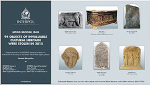 INTERPOL-Fahndungsplakat mit einer Auswahl der 94 im Jahr 2015 aus dem Museum von Mosul im Irak gestohlenen Kulturg&uuml;ter