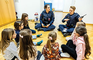 Polizistinnen vermitteln Kindergartenkindern spielerisch Sicherheitswissen