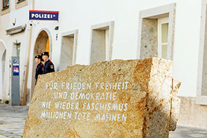 Der Gedenkstein vor dem Polizeizentrum Braunau erinnert mit seiner Inschrift an Frieden, Freiheit und Demokratie