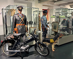 Exponate der Dauerausstellung in Frastanz: Dorfgendarm und Hundef&uuml;hrer
