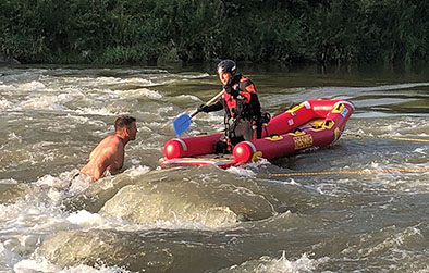Die Seepolizei rettet einen Schwimmer aus der Str&ouml;mung eines Flusses. Wasserrettung z&auml;hlt zu ihren zentralen Aufgaben