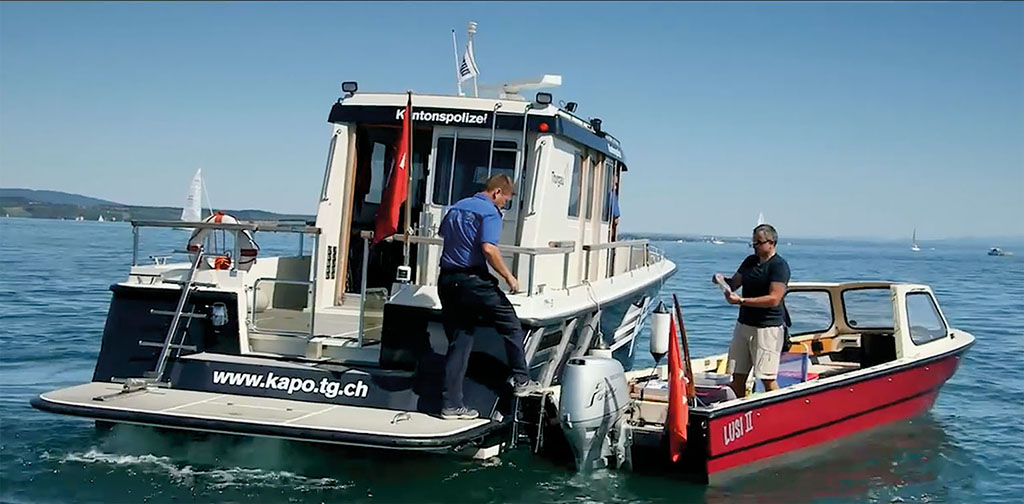 Die Seepolizei kontrolliert Boote und Schiffe, &uuml;berpr&uuml;ft Dokumente und schleppt bei Motorsch&auml;den auch Boote ab