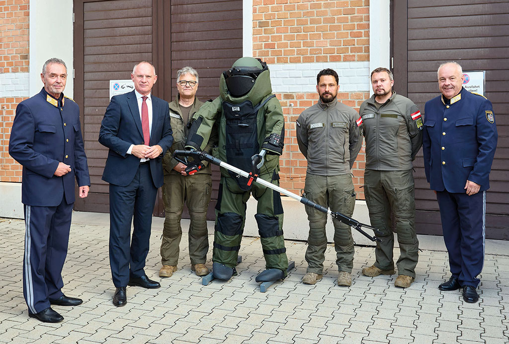 Innenminister Gerhard Karner (2. v.li.), F&uuml;hrungsk&auml;fte der Direktion Spezialeinheiten/EKO Cobra und Angeh&ouml;rige des Entsch&auml;rfungsdienstes mit dem neuen Bombenschutzanzug