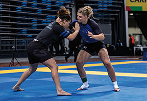 Polizeispitzensportlerin Inga Boruch (re.) z&auml;hlt zu den erfolgreichsten &ouml;sterreichischen Athletinnen im No-Gi-Grappling