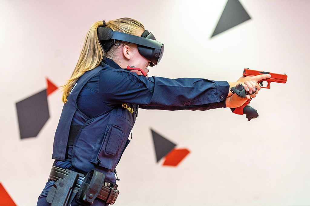 Virtual Reality erm&ouml;glicht es, taktisches Verhalten, Kommunikation und Entscheidungsfindung unter realit&auml;tsnahen Beding ungen zu trainieren &ndash; ohne Gef&auml;hrdung f&uuml;r die Teilnehmenden