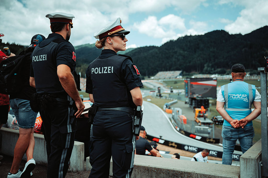 Formel 1 Spielberg: Uniformierte Polizeikr&auml;fte sorgten in den Zuschauerr&auml;ngen f&uuml;r Sicherheit und standen den Besucherinnen und Besuchern als Ansprechpersonen zur Verf&uuml;gung